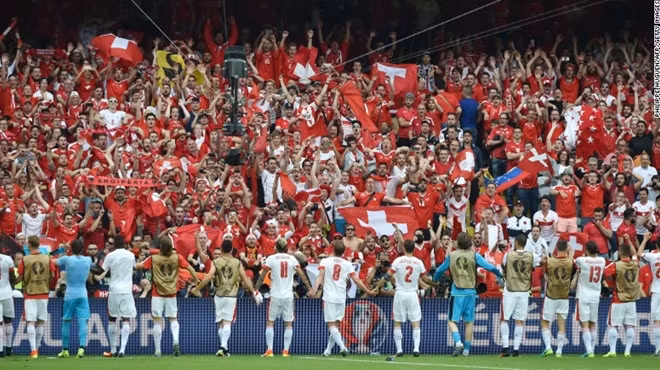 Các cầu thủ Thụy Sỹ ăn mừng chiến thắng 1-0 trước Albania cùng các CĐV trên sân Bollaert-Delelis tại thành phố Lens vào đêm qua (11-6)
