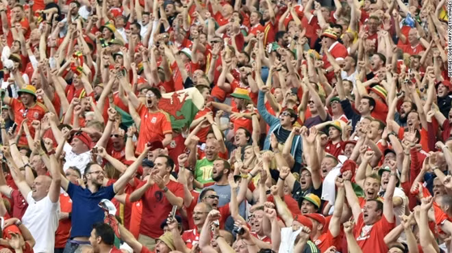 Các CĐV xứ Wales ăn mừng chiến thắng 2-1 trước ĐT Slovakia trên SVĐ Bordeaux vào đêm qua (11-6)
