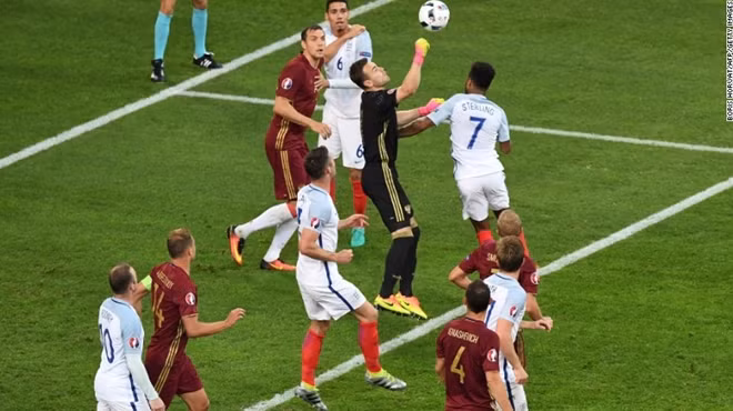Thủ môn ĐT Nga Igor Akinfeev trong một pha nhảy lên đấm bóng.