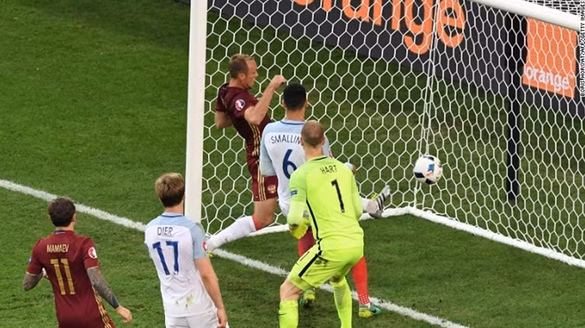 Thủ thành Joe Hart (áo vàng) của ĐT Anh đứng nhìn bóng lăn vào lưới trong bàn thắng gỡ hòa của ĐT Nga ở phút cuối của trận đấu.