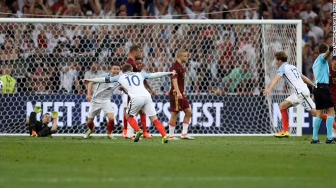 Tiền vệ Eric Dier (số 17) ăn mừng cùng đồng đội sau khi ghi bàn mở tỷ số cho ĐT Anh.