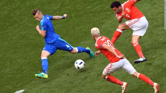 Tiền đạo xứ Wales Hal Robson-Kanu (áo đỏ tóc đen) ghi bàn.