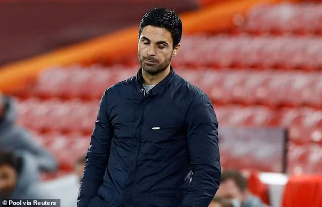 Khuôn mặt thất vọng của HLV Mikel Arteta khi chứng kiến các học trò thúc thủ trước Liverpool. Gunner không những không thể ghi bàn gỡ hòa mà còn phải nhận bàn thua thứ 3 ở cuối trận.