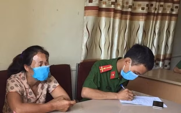 Bà Tr. bị lập biên bản xử phạt về vi phạm liên quan tới công tác phòng chống dịch. Bà Tr. bị lập biên bản xử phạt về vi phạm liên quan tới công tác phòng chống dịch.