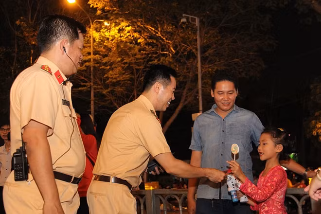 Trung tá Huỳnh Trung Phong, Trưởng phòng Cảnh sát Giao thông, đi kiểm tra động viên CSGT làm nhiệm vụ đồng thời thăm hỏi, chia sẻ với các lực lượng phối hợp giữ gìn an ninh trật tự .