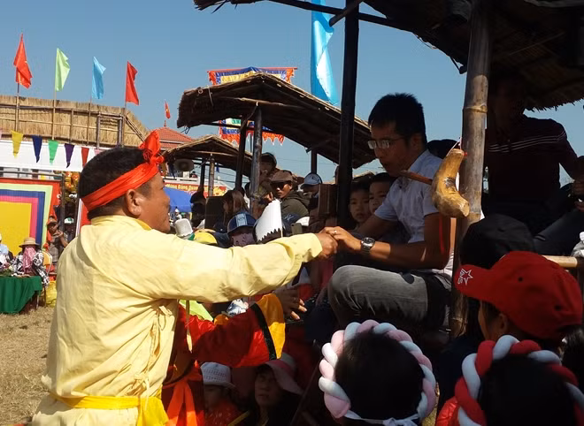 Dâng rượu mời chòi thắng cuộc trong hội bài chòi.