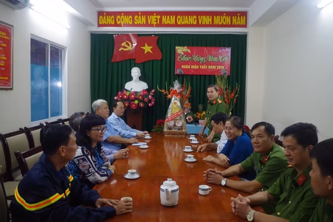 Lãnh đạo quận ủy, UBND quận 3 thăm hỏi, chúc tết cán bộ chiến sĩ Phòng Cảnh sát Phòng cháy chữa cháy quận 3.