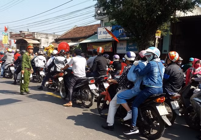 Các chiến sĩ công an làm nhiệm vụ bảo vệ an ninh trật tự ở chợ Gò.