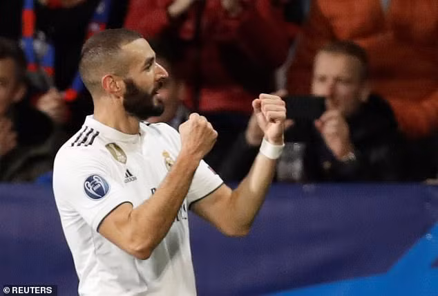 Karim Benzema lập 1 cú đúp và vượt mốc 200 bàn thắng nhưng không được chú ý nhiều bằng người đồng đội.