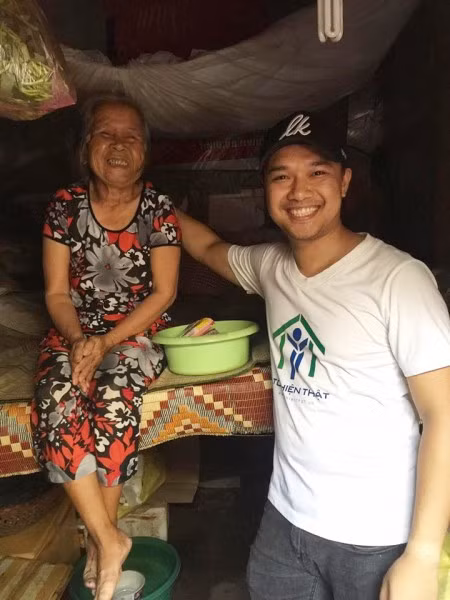 Anh Trung đến tặng quà một bà cụ nhặt ve chai. Anh Trung đến tặng quà một bà cụ nhặt ve chai.