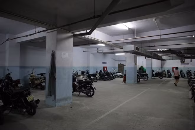 Khu hầm để xe của hai tòa chung cư với hàng trăm hộ dân sinh sống trước kia giờ chỉ còn thưa thớt vài chục phương tiện.