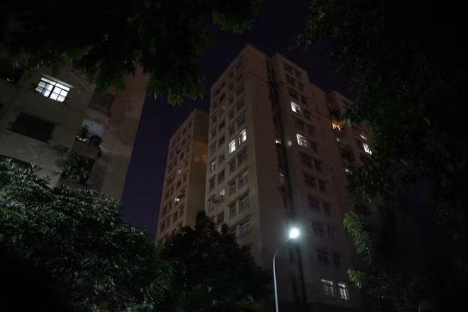 Tối đến hai tòa nhà chỉ còn rất ít căn hộ sáng đèn.