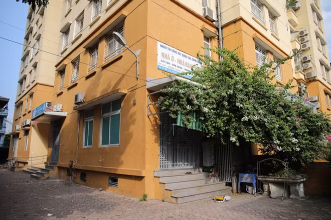 Khu đô thị 54 với khu nhà cao tầng và biệt thự liền kề. Toà A1 và A2 có trên 200 nhân khẩu, nhưng rất nhiều hộ đã "di tản" sang nơi ở mới sau vụ cháy đêm 28-8.