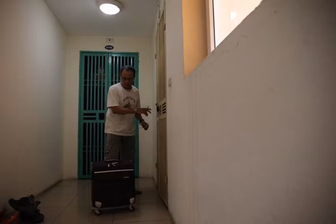 Bác Tuấn một người dân sống ở khu đô thị này cho biết phân nửa số hộ của hai tòa chung cư này đã "di tản" sau khi vụ cháy xảy ra. Bản thân gia đình bác Tuấn cũng đã chuyển ra một địa điểm gần Bạch Mai ở , chỉ thỉnh thoảng về nhà lấy đồ đạc.