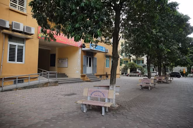 Dù là ngày nghỉ cuối tuần nhưng khu vực sân phía dưới gần như không một bóng người.