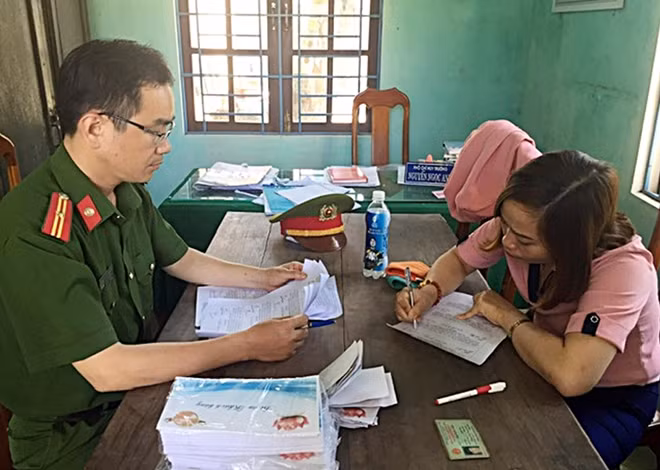 Cơ quan Công an lấy lời khai một đối tượng trong nhóm bán hàng.