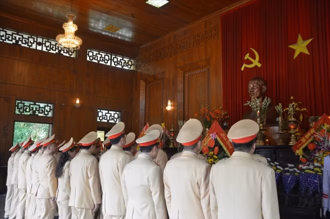 Đoàn đại biểu Cục CSGT dâng hương, dâng hoa tại Khu di tích Kim Liên.