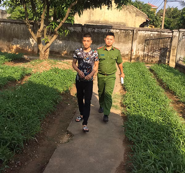 Dẫn giải Nguyễn Trần Anh về buồng giam.