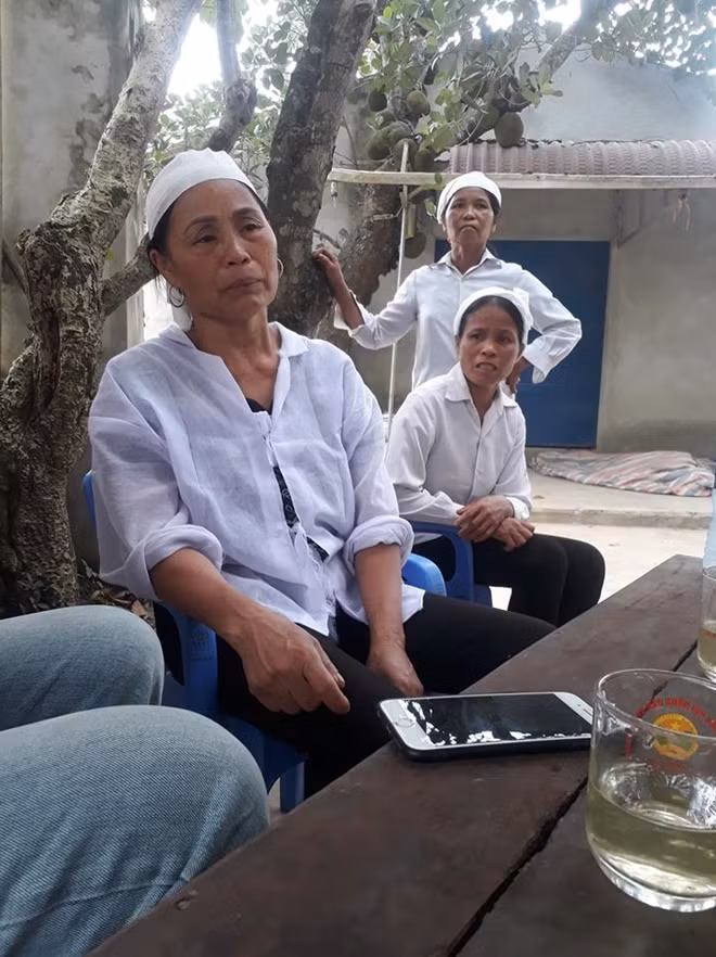 Bà Hồi đau xót kể lại sự việc đã chứng kiến.