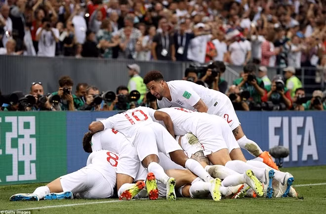 Từ mừng vui khi có bàn mở tỷ số ngay đầu hiệp 1 của Kieran Trippier.