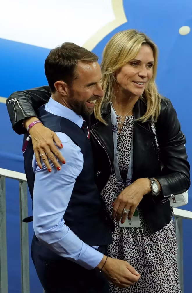 Gareth Southgate nở nụ cười dù nhận thất bại sau khi được người thân an ủi. Chiến lược gia của đội tuyển Anh đã làm tất cả những gì có thể làm cho Tam Sư nhưng đành bất lực trước một Croatia quá bản lĩnh.