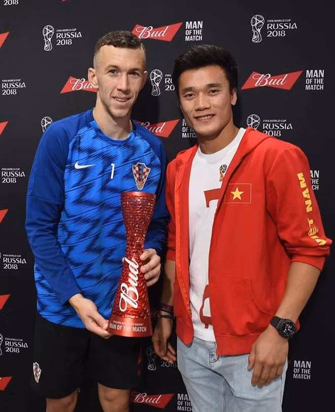 Bùi Tiến Dũng đã trao giải thưởng cầu thủ xuất sắc nhất trận (Man of the Match) cho tiền vệ Ivan Perisic của Croatia. Ảnh: Goal.