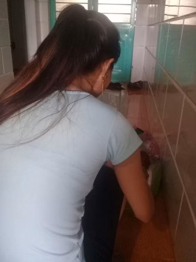 Sau thời gian mỏi mòn chờ đợi không có kết quả, Hà quyết định sẽ ly hôn để giải thoát cuộc tình giả.