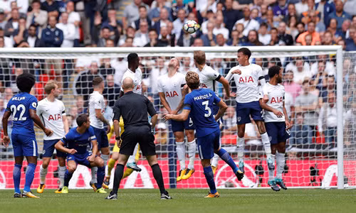 Cú đá phạt hàng rào thần sầu của Alonso mở toang cánh cửa chiến thắng cho Chelsea. Ảnh: Reuters. Cú đá phạt hàng rào thần sầu của Alonso mở toang cánh cửa chiến thắng cho Chelsea. Ảnh: Reuters.