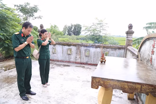 Ngoài thắp hương, viếng làng Đình Tổ, anh Vinh và vợ còn thăm Thành cổ Quảng Trị, bà con thân thích ở huyện Triệu Phong trước khi trở lại Hà Nội.