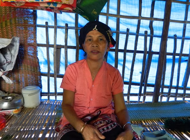 Bà Đoàn Thị Thiếu với bộ trang phục truyền thống.