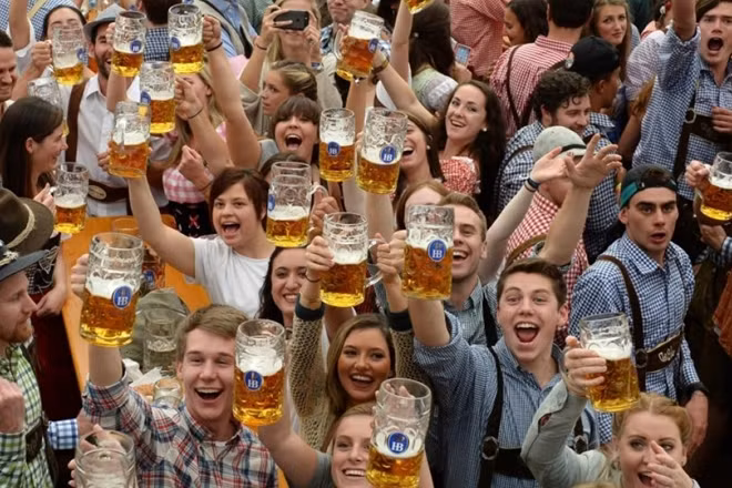 Những người tham dự lễ hội bia Oktoberfest.