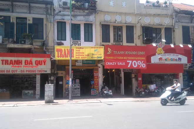 Góc phố tranh trên đường Nguyễn Thái Học, Hà Nội. Góc phố tranh trên đường Nguyễn Thái Học, Hà Nội.