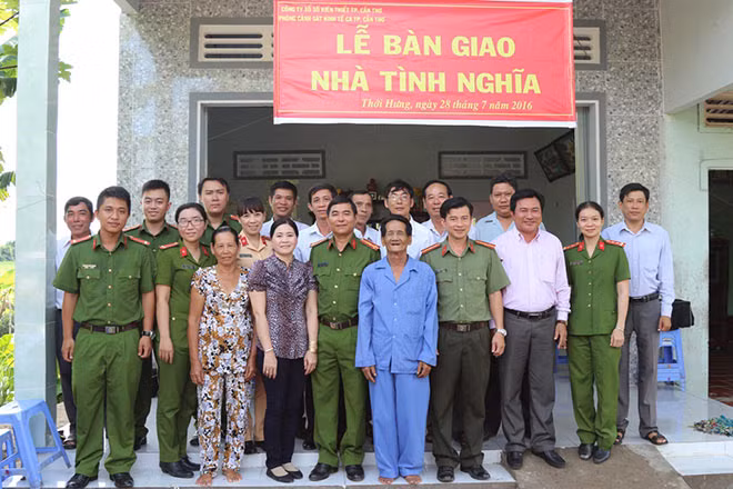 Lễ bàn giao nhà cho 2 hộ gia đình tại huyện Cờ Đỏ.