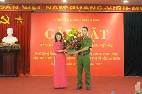 Đoàn Thanh niên Công an quận Hoàng Mai tặng hoa chúc mừng chị em phụ nữ .