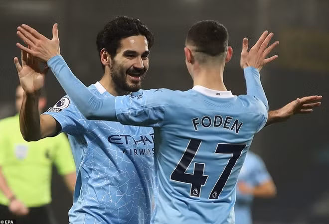 Ilkay Gundogan (trái) là người khởi đầu cho chiến thắng đậm của đội bóng thành Manchester với bàn thắng ở ngay phút thứ 6.