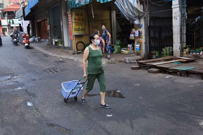 Theo ghi nhận của phóng viên, tất cả những người dân đi chợ hôm nay đều sử dụng khẩu trang.