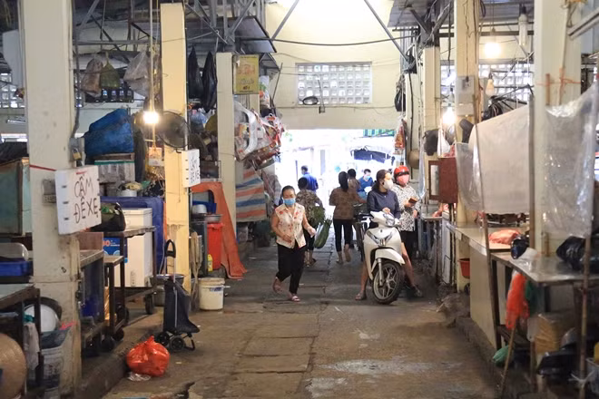 Người dân đi mua thực phẩm tại chợ Yên Phụ vào sáng 28/7.