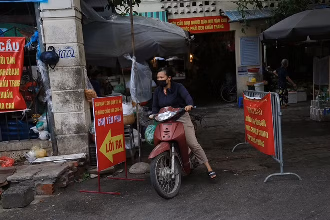 Chợ cũng hai lối ra và vào riêng biệt nhằm đảm bảo giãn cách xã hội.