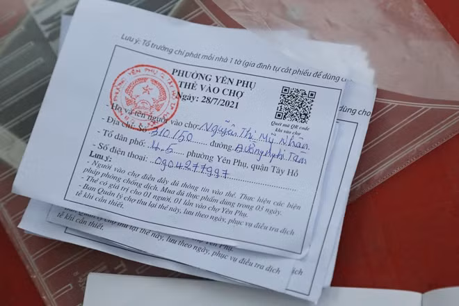 Những thẻ đi chợ này được phường Yên Phụ chuyển tới các tổ dân phố để phát cho từng hộ dân. Mỗi phiếu đi chợ sẽ cách nhau 3 ngày.