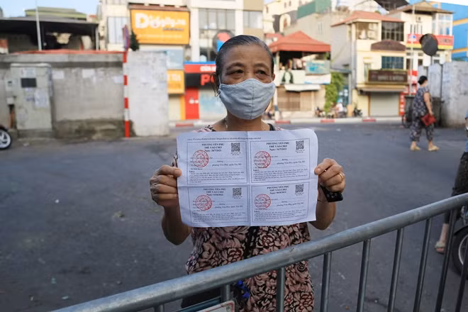 Người dân thuộc các tổ dân phố sẽ được hướng dẫn đi chợ luân phiên theo từng nhóm. Theo đó cứ 1 ngày sẽ có 5 tổ dân phố được cấp phiếu vào chợ Yên Phụ.