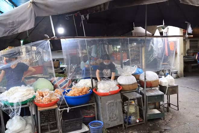 Các quầy hàng trong chợ được căng một tấm nilong ngăn giọt bắn.