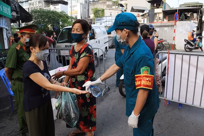 ... và yêu cầu người dân sát khuẩn tay.