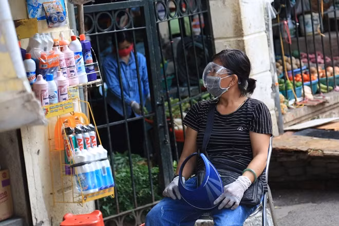 Người bán hàng cũng sử dụng khẩu trang và tấm chắn giọt bắn.
