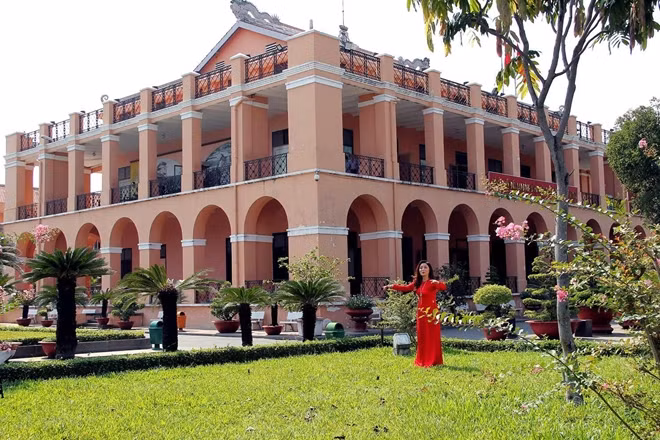 NSND Thái Bảo trong một cảnh quay MV Thăm bến Nhà Rồng.