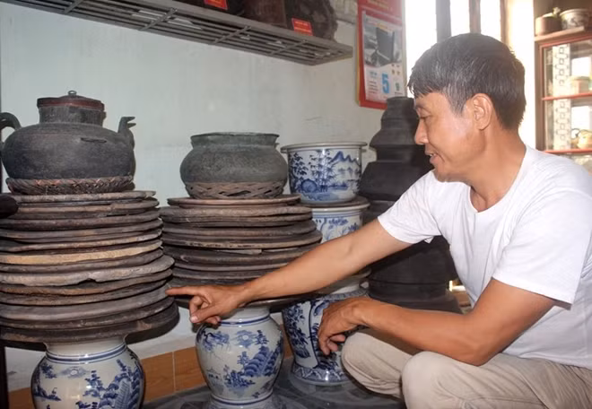 Ngoài sưu tầm mâm gỗ cổ, ông Hoa còn sưu tầm những vật dụng hằng ngày thời xa xưa của đồng bằng Bắc Bộ.