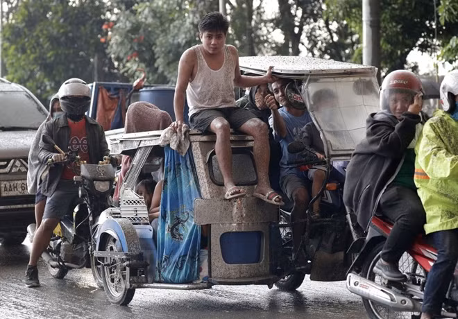 Người dân vội vã sơ tán khỏi khu vực ảnh hưởng bởi núi lửa hoạt động.