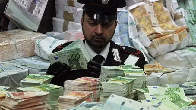 Theo Ngân hàng Trung ương châu Âu, 90% lượng tiền euro giả trên thị trường thế giới được in ở Napoli, Italia.