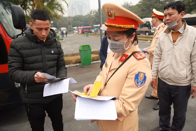 Theo Thượng tá Nguyễn Cao Thúy- Phó trưởng Phòng 5, Cục CSGT, đơn vị sẽ tiến hành kiểm tra giấy tờ liên quan tới 109 xe ô tô chuẩn bị phục vụ Đại hội Đảng sắp tới gồm đăng ký xe, giấy chứng nhận kiểm định, bảo hiểm xe và bằng lái của tài xế.