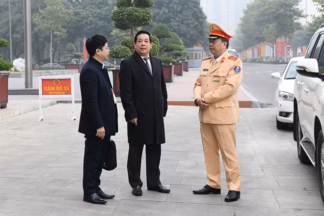 Thiếu tướng Nguyễn Văn Trung, Cục trưởng Cục CSGT, cùng Tiến sĩ Lương Ngọc Khuê, Cục trưởng Cục quản lý khám, chữa bệnh của Bộ Y tế thị sát và kiểm tra công tác chuẩn bị phục vụ Đại hội Đảng.