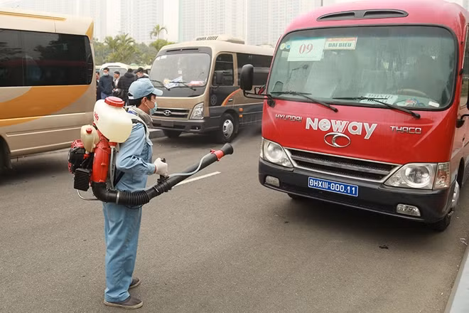 Các xe cũng được tiến hành phun khử khuẩn trong sáng 21/1.